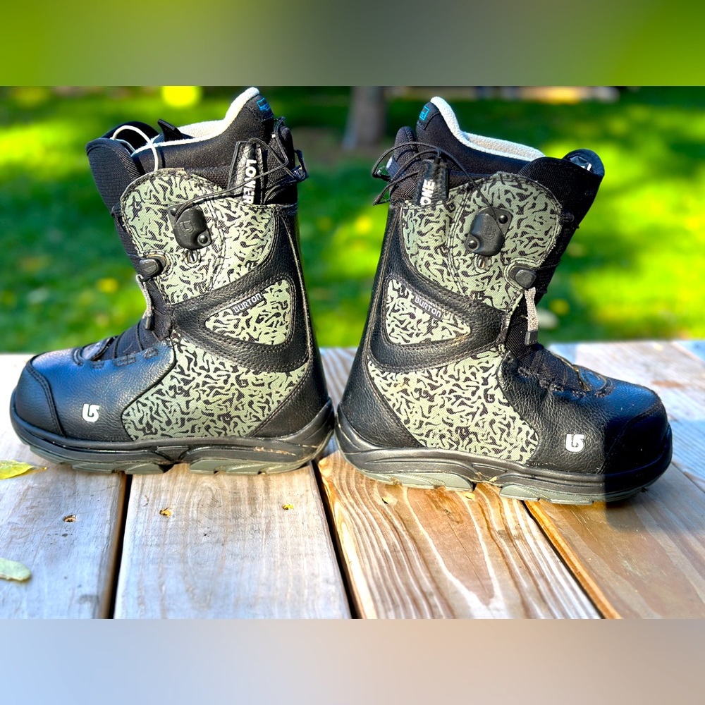 Youth size 4 Burton speed zone  grom snowboard boots